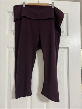 SKIMS Fold-Over Waist Capri in Plum